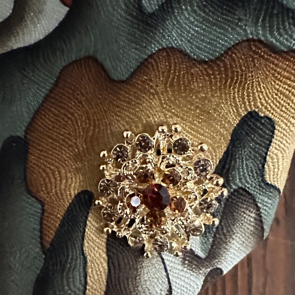 Elegant Multicolor Brooch Necklace - Picture 3 of 7
